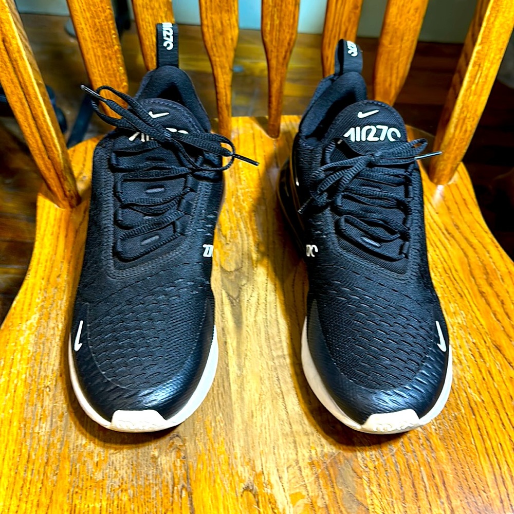 Barely worn Womens Nikes in great condition!!